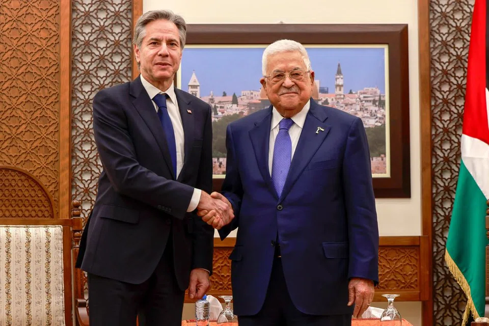 USAHA REDAKAN KONFLIK: Setiausaha Negara Amerika Syarikat, Encik Antony Blinken, (kiri) mengadakan perbincangan dengan Presiden Palestin, Encik Mahmoud Abbas, dalam rangka lawatan seminggu ke Timur Tengah.