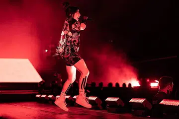 ARTIS TERMUDA: Pada usia 20 tahun, Eilish adalah artis termuda yang ditampilkan sebagai bintang utama di konsert di Stadium Negara. - Foto LIVE NATION SINGAPORE