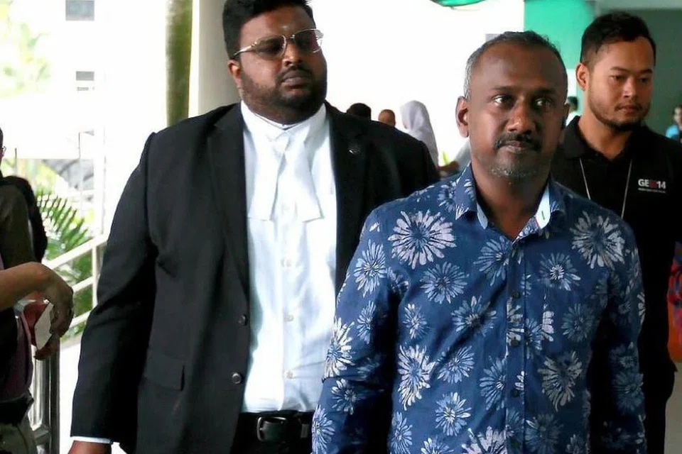 Wartawan portal berita Malaysiakini, B Nantha Kumar, 42 tahun (kanan) mengaku tidak bersalah atas tuduhan menerima rasuah RM20,000 daripada seorang warga Pakistan, di Mahkamah Sesyen Shah Alam, Selangor, pada 14 Mac.