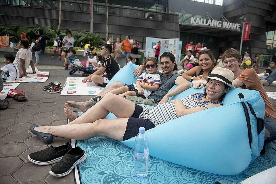 SANTAI TONTON BOLA SEPAK: Pengunjung boleh menikmati aksi-aksi Piala Dunia di skrin raksasa yang tersedia di OCBC Square, Hab Sukan Singapura. - Foto HAB SUKAN SINGAPURA 