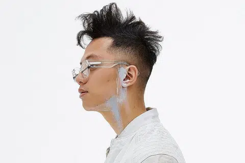 CAPAI KEMATANGAN: Jika sebelum ini Sezairi lebih cenderung memikirkan tentang bunyian alat muzik yang mengiringi dendangannya, beliau kini lebih peka soal mutu suara tatkala menghasilkan lagu balada terkini, It's You yang menular di Singapura dan Malaysia. - Foto SONY MUSIC SINGAPORE