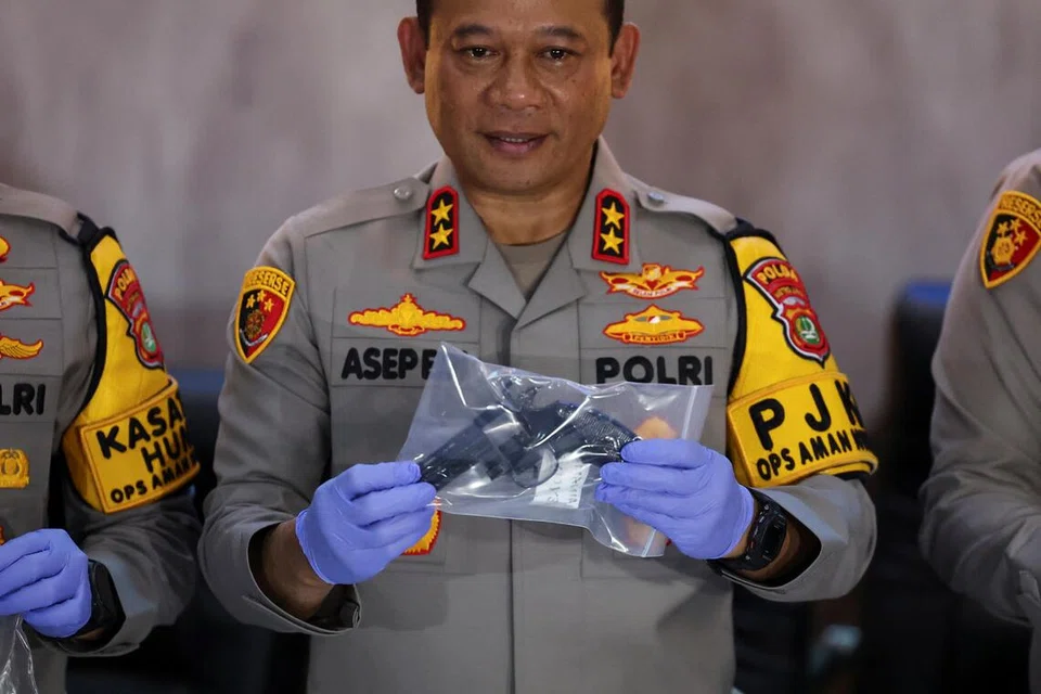 Ketua Polis Jakarta, Asep Edi Suheri, menunjukkan sepucuk pistol sebagai bahan bukti yang dipamerkan semasa sidang media susulan letupan yang berlaku di masjid dalam kawasan kompleks sekolah ketika solat Jumaat 7 November lalu, di Ibu Pejabat Polis Jakarta, Indonesia, pada 11 November 2025.