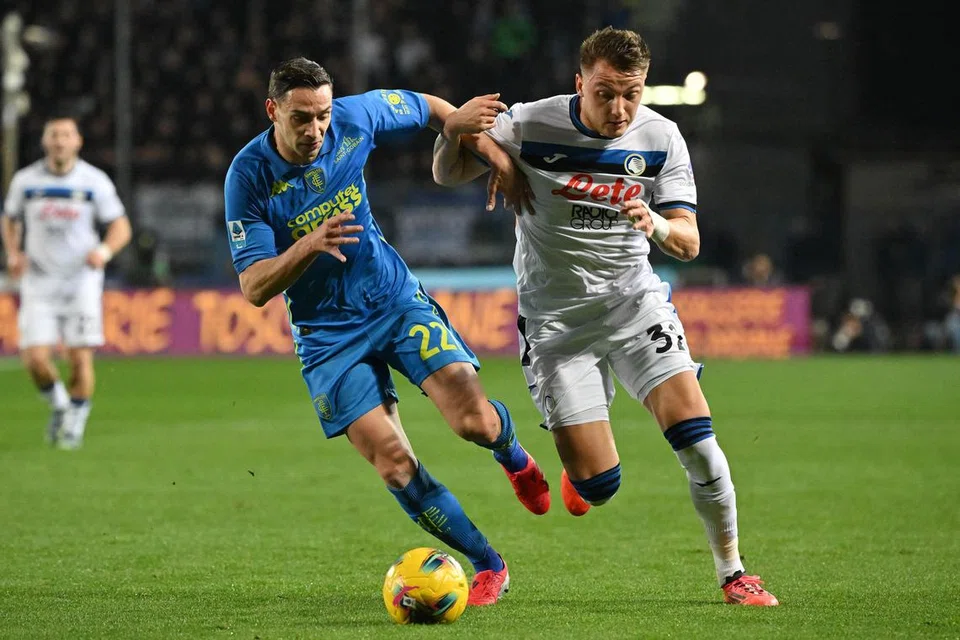 Atalanta’s Mateo Retegui (kanan) merupakan penjaring terbanyak bagi Serie A.