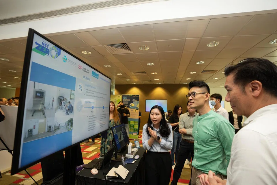 LAPORAN PERTAMA: Setiausaha Parlimen Kanan (Kemampanan dan Sekitaran), Encik Baey Yam Keng (dua dari kanan), melancarkan laporan GreenGov.SG di Pusat Konvensyen Politeknik Singapura (SP) pada 15 Disember. 