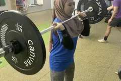 TEKAD KURANGKAN BERAT BADAN: Cik Marlina Miseri mengamalkan disiplin senaman di gimnasium serta mengawal pemakanannya supaya dapat mengatasi peserta lain dalam peraduan Mengapa Saya Gemuk. - Foto NORIMAN BAHTIAR