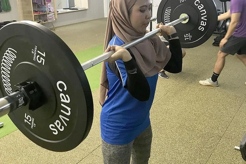 TEKAD KURANGKAN BERAT BADAN: Cik Marlina Miseri mengamalkan disiplin senaman di gimnasium serta mengawal pemakanannya supaya dapat mengatasi peserta lain dalam peraduan Mengapa Saya Gemuk. - Foto NORIMAN BAHTIAR