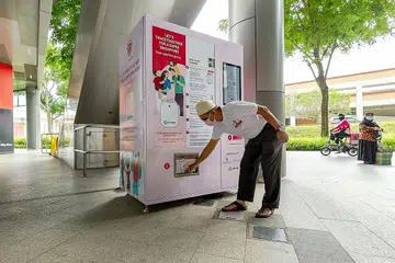 MESIN LAYAN DIRI: Lebih banyak mesin layan diri bagi mengganti token TraceTogether akan disediakan secara progresif, di pusat beli-belah terpilih mulai semalam dan di semua Pusat Masyarakat (CC) mulai 30 Ogos. - Foto SNDGG