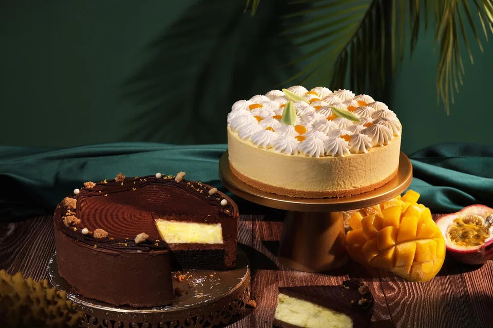 Kek keju Mango Passion Fruit  dan Coklat Durian dari Cat & the Fiddle. Sehingga 5 Mei 2024, nikmati diskaun awal 10 peratus untuk semua prapesanan bagi kek keju edisi terhad. 