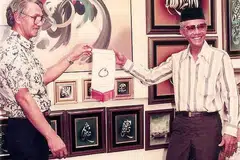 JIWA SENI: Allahyarham Haji Sulaiman Suhaimi (kanan) banyak berbakti kepada dunia seni dan masyarakat Singapura secara amnya. - Foto RAHMAN RAIS