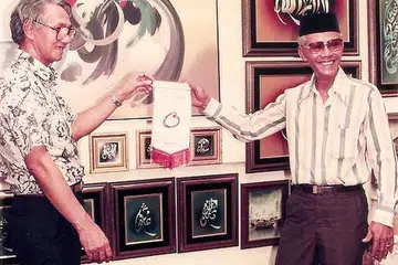 JIWA SENI: Allahyarham Haji Sulaiman Suhaimi (kanan) banyak berbakti kepada dunia seni dan masyarakat Singapura secara amnya. - Foto RAHMAN RAIS