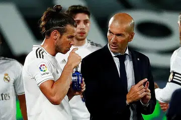 HUBUNGAN TEGANG: Zinedine Zidane (kanan) menggugurkan Gareth Bale (kiri) bagi perlawanan menentang Manchester City esok walaupun Real Madrid ketinggalan 1-2 lepas tewas pada perlawanan pertama Februari lalu. - Foto REUTERS