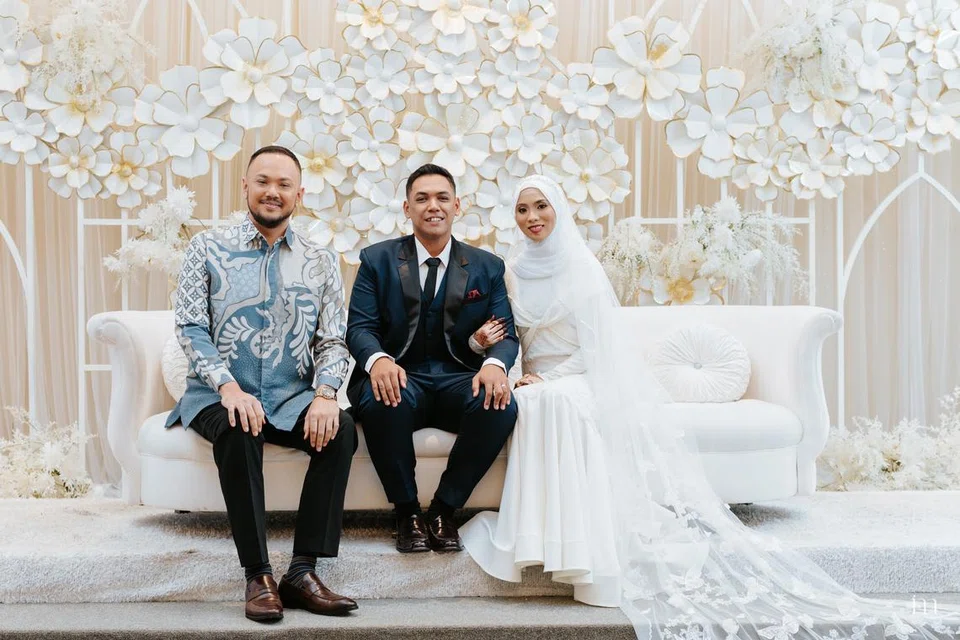Pengantin perempuan, Cik Nur Amirah Jumari, mengundang penyanyi tempatan terkenal, Imran Ajmain (kiri), bagi memberi kejutan kepada suaminya, Encik Muhammad Rasyid Kamarudin, pada hari persandingan mereka di Amaris D Arena pada 29 September.