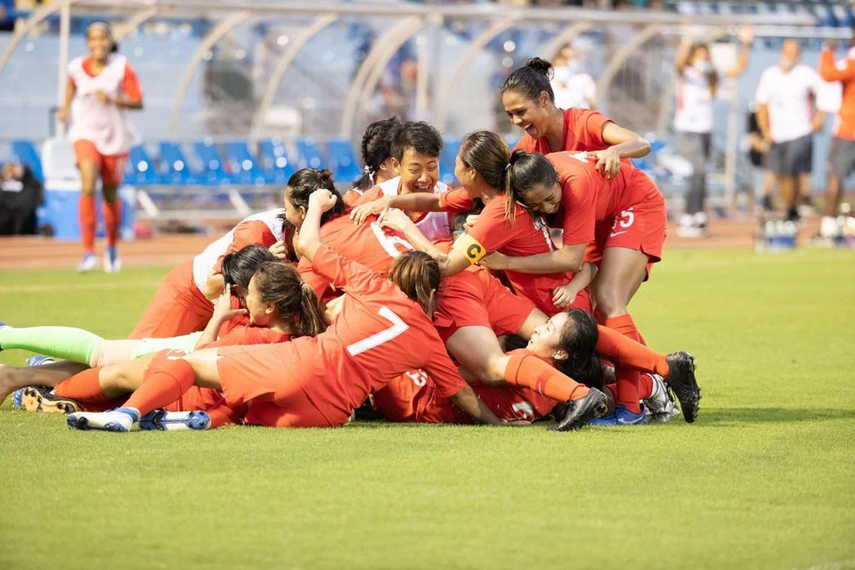 Pasukan bola sepak wanita Singapura meraikan kemenangan 1-0 mereka ke atas Laos dalam Sukan SEA hari ini (13 Mei) di Stadium Cam Pha di Quan Ninh, Vietnam. - Foto SPORTSG/DYAN TJHIA