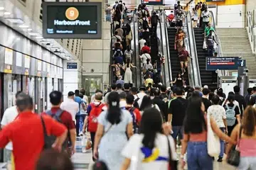 Penumpang di 68 stesen kereta api kendalian SMRT kini boleh mengikuti berita terkini menerusi siaran suara berbahasa Inggeris The Straits Times (ST).