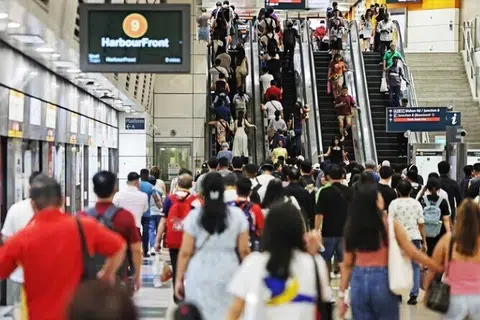 Penumpang di 68 stesen kereta api kendalian SMRT kini boleh mengikuti berita terkini menerusi siaran suara berbahasa Inggeris The Straits Times (ST).