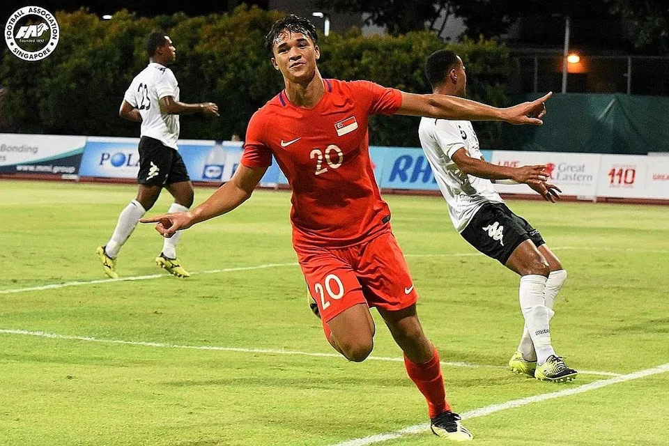 BUKTI KEUPAYAAN: Selepas dua perlawanan, Ikhsan (jersi merah) terus meningkatkan prestasinya hingga mendapatkan dua gol untuk skuad Singa di bawah pimpinan bapanya, Fandi Ahmad. - Foto FAS