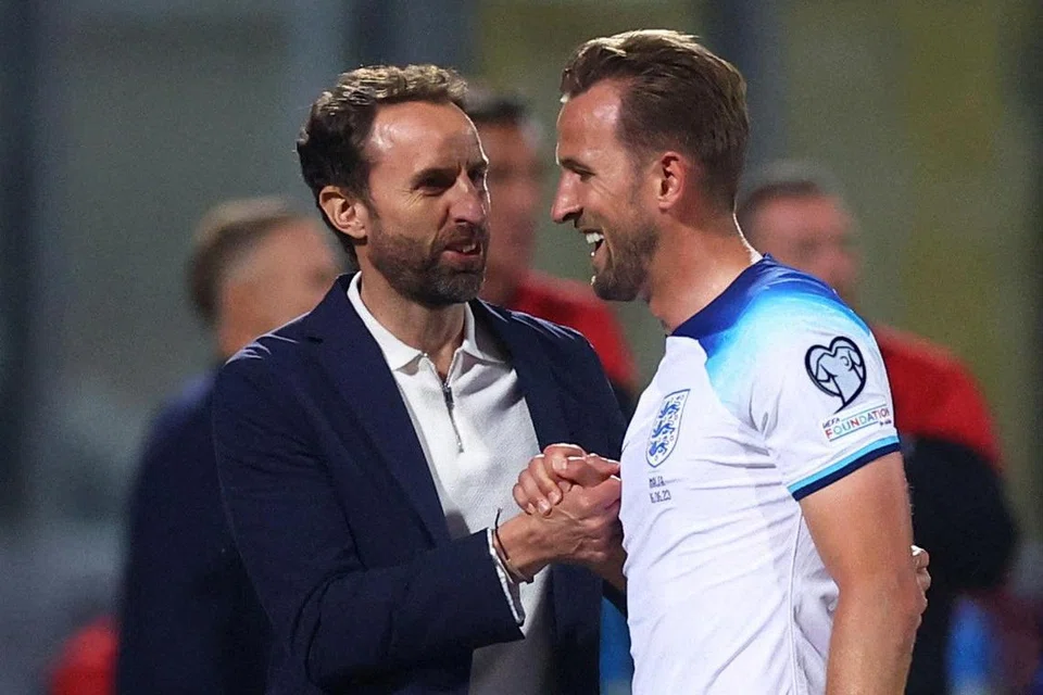 Penyerang utama England, Harry Kane (kanan) berjabat tangan dengan pengurus England, Gareth Southgate. Southgate paparkan kepercayaan beliau kepada kebolehan Kane dan keinginannya untuk kembalikan Kane kepada tahap terbaiknya sebelum Euro 2024.
