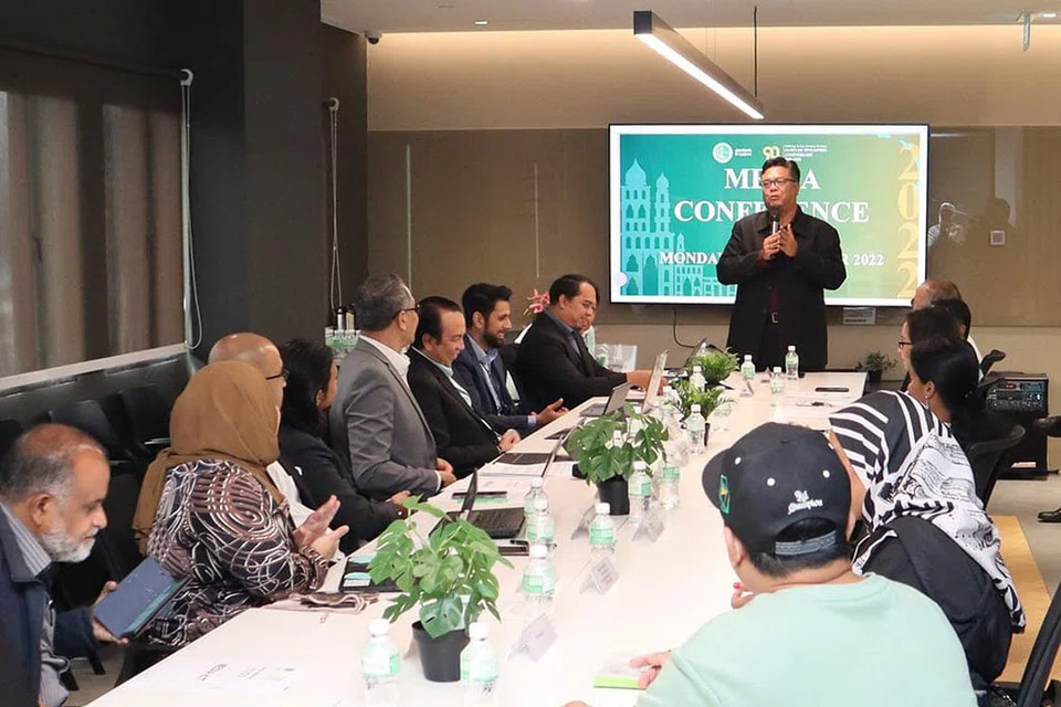 BERI TAKLIMAT: Pengarah perhubungan strategik Jamiyah, Encik Suhaimi Yusof, memberi taklimat mengenai pesta keluarga anjuran Jamiyah bersama 10 pertubuhan pelbagai kaum bagi rakyat Singapura mengeratkan hubungan kekeluargaan. - Foto JAMIYAH SINGAPURA