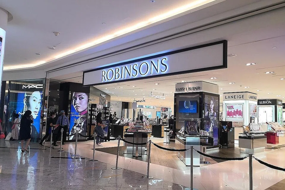 GULUNG TIKAR: Robinsons bakal menutup dua gedung terakhirnya di The Heeren dan Raffles City Shopping Centre. - Foto ZAOBAO.