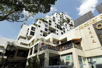 MAHU DIJUAL: Portfolio mengandungi 11 unit komersil pegangan bebas di Balestier Point dibuka untuk penjualan pada harga $68 juta, menurut ejen pemasaran eksklusif Savills Singapore semalam. - Foto fail