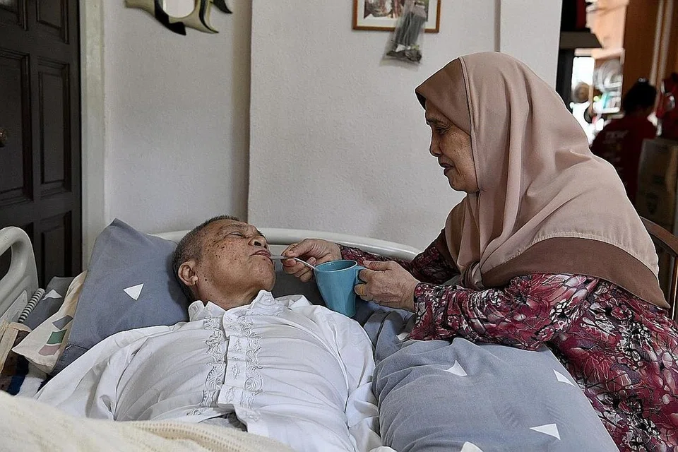 PERLU BERSABAR DAN FAHAMI PERASAAN PESAKIT DEMENSIA: Sepanjang empat tahun Cik Sukati perlu bersabar menangani perasaan suaminya Encik Abdul Samad yang kian berubah dan kadang kala lupa isterinya sendiri. - Foto BM oleh DESMOND FOO