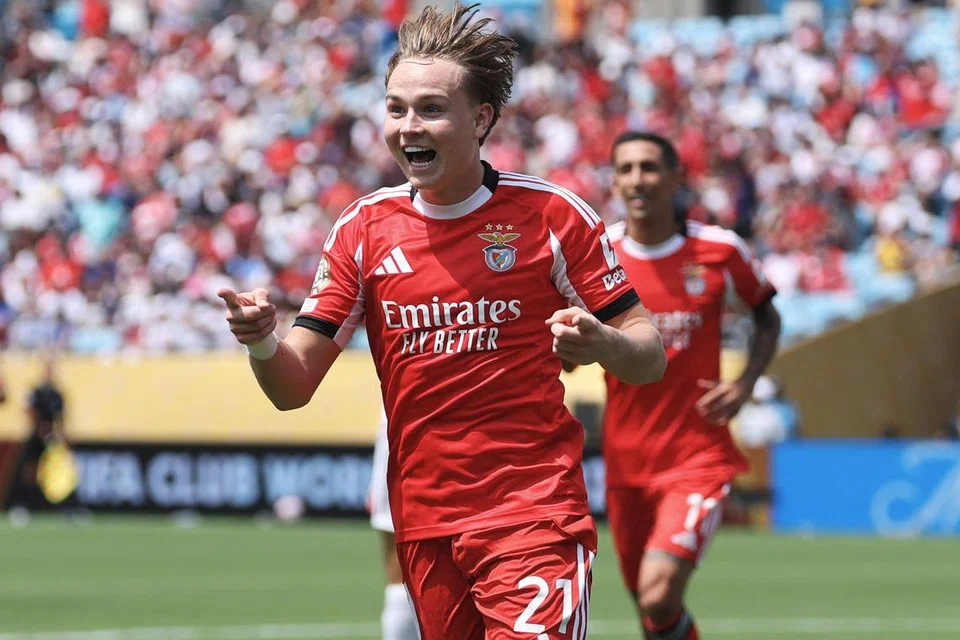 Pemain Benfica, Andreas Schjelderup, meraikan jaringan ketika aksi Kumpulan C Piala Dunia Kelab menentang Bayern Munich di Stadium Bank of America, Charlotte, Carolina Utara. 