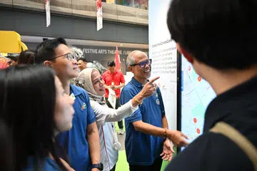 Menteri Pembangunan Sosial dan Keluarga merangkap Menteri Kedua Kesihatan, Encik Masagos Zulkifli Masagos Mohamad (kanan), dan Mayor Majlis Pembangunan Masyarakat North East, Encik Desmond Choo (dua dari kiri), di majlis pelancaran laman web, TampinesCaresGoWhere, di Our Tampines Hub.