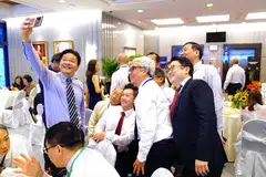 BERINTERAKSI: Timbalan Perdana Menteri, Encik Lawrence Wong (berdiri, kiri) bergambar bersama hadirin semasa menghadiri Upacara Pelantikan Majlis North West di Bangunan Parlimen pada Sabtu.