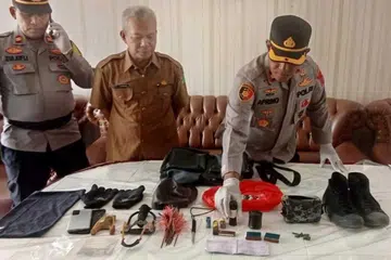 Anggota Densus 88 dan polis menjalankan siasatan di Madrasah Aliyah Negeri (MAN) 3 Padang, Sumatera Barat, selepas sebuah bom buatan sendiri meletup berhampiran bilik darjah pada 14 Julai. Tiada kemalangan jiwa atau kecederaan dilaporkan. Seorang pelajar lelaki berusia 17 tahun ditahan selepas disyaki menghasilkan bahan letupan itu menggunakan bahan yang diperoleh secara dalam talian. Polis turut menyiasat dakwaan suspek terpengaruh dengan kejadian letupan di sebuah sekolah di Jakarta tahun lalu serta penglibatannya dalam kumpulan dalam talian yang membincangkan pembuatan bahan letupan.