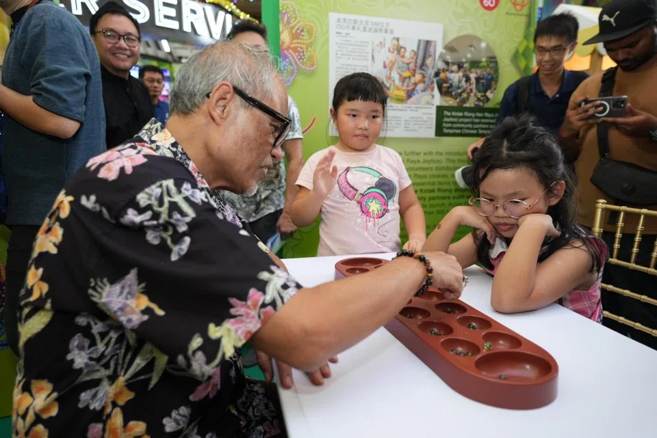 Menteri Pembangunan Sosial dan Keluarga, Encik Masagos Zulkifli Masagos Mohamad, turut serta dalam permainan congkak bersama mereka yang hadir pada acara Sambutan Hari Raya 2025, yang dilancarkan pada 22 Mac.
