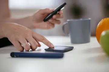 Pemantau Glukosa Berterusan (CGM) adalah alat pemeriksaan paras gula dalam darah tidak invasif yang berfungsi melalui penderia kecil yang dipasang di bawah kulit, biasanya di perut atau lengan.  