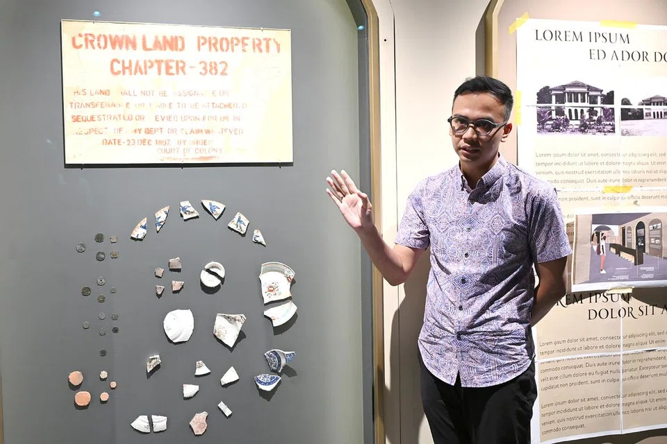 Dr Hadi Osni, papan tanda Istana Kampong Gelam, taman warisan melayu, malay heritage centre 