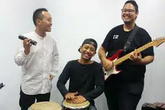 BUKAN HIBURAN SAHAJA: Bermain alat muzik seperti konga dan gitar dalam muzikal 'Letters to ITE' memberi ruang kepada bekas pelajar ITE, Encik Muhammad Fazree Azharie (tengah) dan Encik Sufiyan Sharudin (kanan), memperkasa pengetahuan muzik secara formal dengan bimbingan pengarah muzik, Encik Julian Wong. - Foto ITE