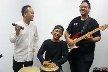 BUKAN HIBURAN SAHAJA: Bermain alat muzik seperti konga dan gitar dalam muzikal 'Letters to ITE' memberi ruang kepada bekas pelajar ITE, Encik Muhammad Fazree Azharie (tengah) dan Encik Sufiyan Sharudin (kanan), memperkasa pengetahuan muzik secara formal dengan bimbingan pengarah muzik, Encik Julian Wong. - Foto ITE