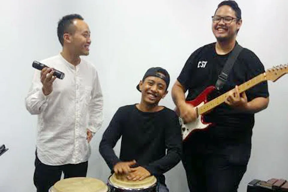 BUKAN HIBURAN SAHAJA: Bermain alat muzik seperti konga dan gitar dalam muzikal 'Letters to ITE' memberi ruang kepada bekas pelajar ITE, Encik Muhammad Fazree Azharie (tengah) dan Encik Sufiyan Sharudin (kanan), memperkasa pengetahuan muzik secara formal dengan bimbingan pengarah muzik, Encik Julian Wong. - Foto ITE