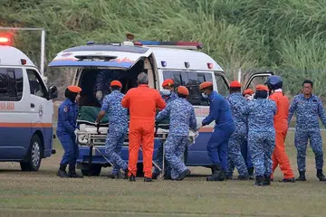 DITEMUI: Mayat yang dipercayai remaja Ireland Nora Anne Quoirin di masukkan ke ambulans di Seremban, kelmarin. - Foto REUTERS