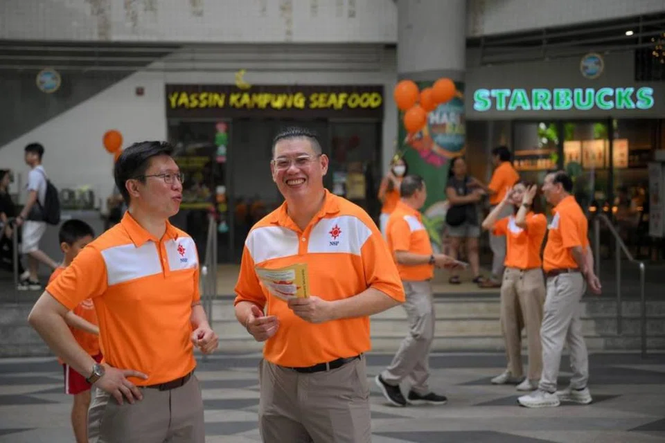 Wajah baru NSP di GRC Sembawang, Encik Raiyian Chia (kanan), merupakan jurulatih renang dan pemandu sewa persendirian. Beliau bergambar bersama Setiausaha Agung NSP, Encik Spencer Ng.