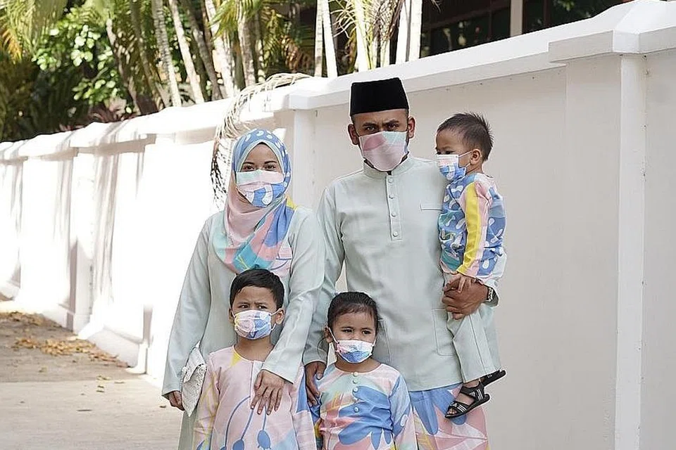 PEMBELIAN MENJUNAM: Pemilik syarikat pakaian Adrianna Yariqa, Cik Nurlida Yusof yang bergambar bersama keluarga berkata perniagaan merosot sehingga 70 peratus tahun ini. - Foto ihsan ADRIANNA YARIQA