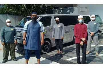 HADAPI CABARAN: Encik Iskandar Ismidi Zulkifli (dua dari kiri) dan Encik Muhammad Syahid Zulkifli (dua dari kanan), menjelaskan bahawa antara cabaran syarikat mereka semasa Covid-19 ialah kekurangan kakitangan yang diperlukan untuk mengangkat jenazah. - Foto ihsan MARKAZ AT-TIBYAN AND SERVICES