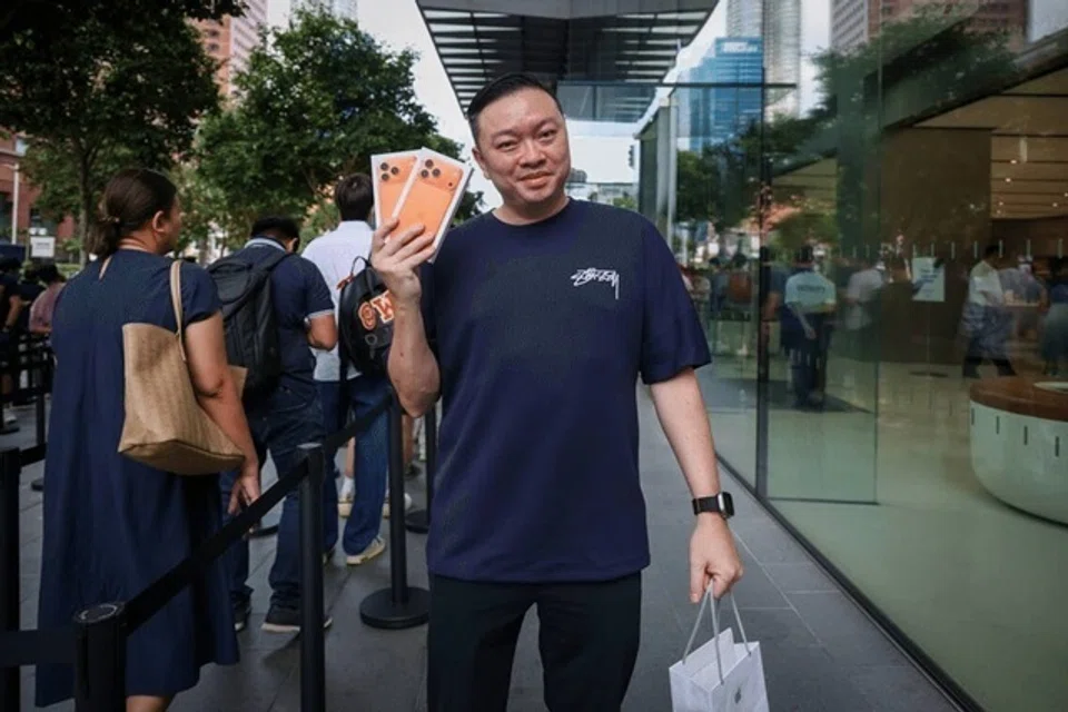 Karyawan sumber manusia, Encik Jonathan Ng, 47 tahun, adalah individu pertama di Singapura yang menerima dua model terkini iPhone 17 Pro Max. 