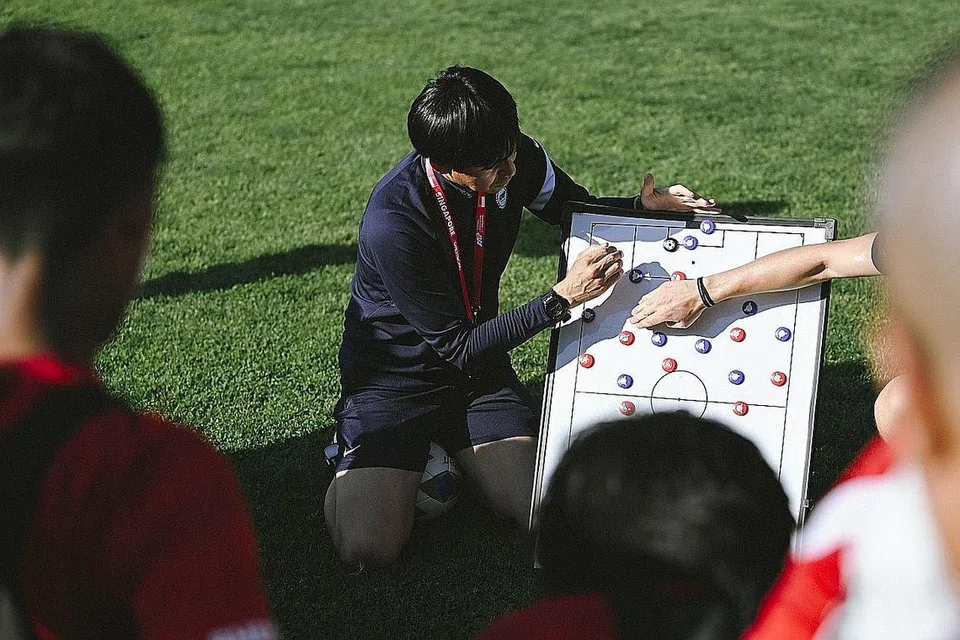 CARI KEMENANGAN SAGU HATI: Jurulatih, Nishigaya, mengatur strategi Singapura dalam latihan sebelum menutup kempen kelayakan Piala Asia dengan menentang Myanmar hari ini. - Foto FAS