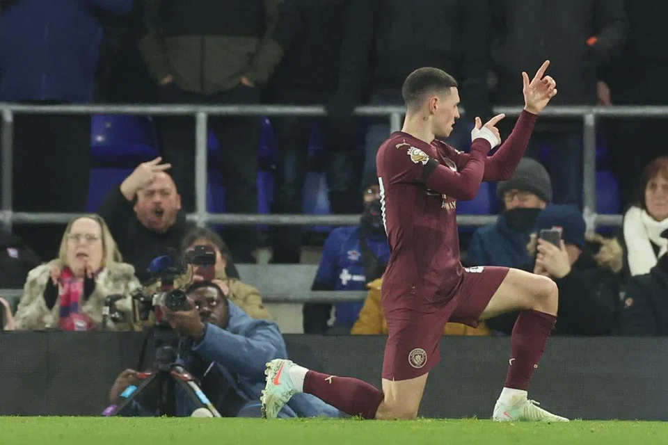 Bintang City, Phil Foden, meraikan gol pertama pasukannya semasa kemenangan besar ke atas  Ipswich dalam Liga Perdana England.