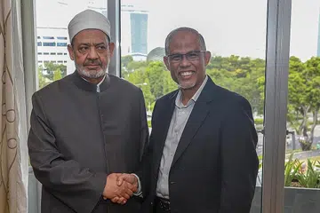 BERASA DIBERKATI: Encik Masagos Zulkifli Masagos Mohamad (kanan) bersama Imam Universiti Al-Azhar, Sheikh Ahmed Al-Tayyeb, selepas sidang akhbar di Hotel Fairmont. - Foto BM oleh IQBAL FAIZAL