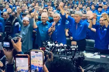 Pengerusi Barisan Nasional (BN), Datuk Seri Dr Ahmad Zahid Hamidi (tiga dari kanan) meraikan kemenangan gabungan itu dan Perikatan Nasional (PN) dengan kepimpinan BN dan PN selepas keputusan Pilihan Raya Negeri (PRN) Negeri Sembilan ke-16, pada 1 Ogos, menunjukkan BN-PN menang di 25 kerusi.
