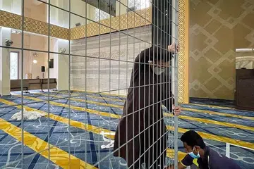 PERSIAPAN MASJID: Menyediakan langkah-langkah keselamatan dalam masjid. Bagi jemaah yang berbuka dimasjid disediakan air dan kurma. - Foto-foto BH oleh NUR DIYANA TAHA