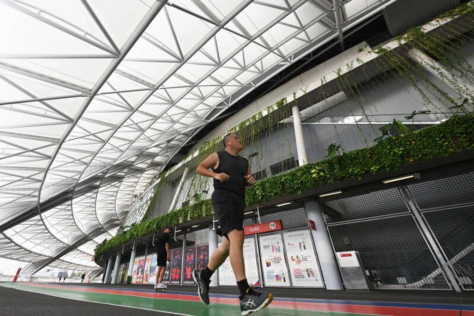 AKTIF BERSENAM: Lima kegiatan teratas dalam kalangan warga Singapura pada 2022 adalah berjalan kaki (40%), berlari anak (29%), kalistenik (15%), berbasikal (11%) dan berenang (9%)