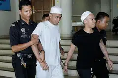 BOM KELAB MALAM: Imam Wahyudin Karjono dan Jonius Ondie Jahali (dua dari kanan) dihukum penjara 25 tahun selepas mengaku bersalah atas tuduhan mengebom kelab malam Movida dan memberi sokongan kepada kumpulan pengganas. - Foto BHM
