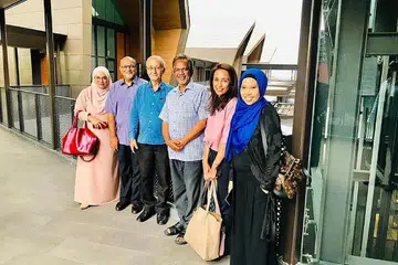 JASA DIKENANG: Encik Lee Chiong Giam (tiga dari kiri) bergambar bersama anggota dan Pengerusi Persatuan Seni-Budaya Kreatif Melayu (CMAC) di luar pejabat persatuan itu di Wisma Geylang Serai pada 2018. - Foto CMAC