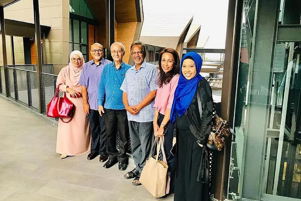 JASA DIKENANG: Encik Lee Chiong Giam (tiga dari kiri) bergambar bersama anggota dan Pengerusi Persatuan Seni-Budaya Kreatif Melayu (CMAC) di luar pejabat persatuan itu di Wisma Geylang Serai pada 2018. - Foto CMAC