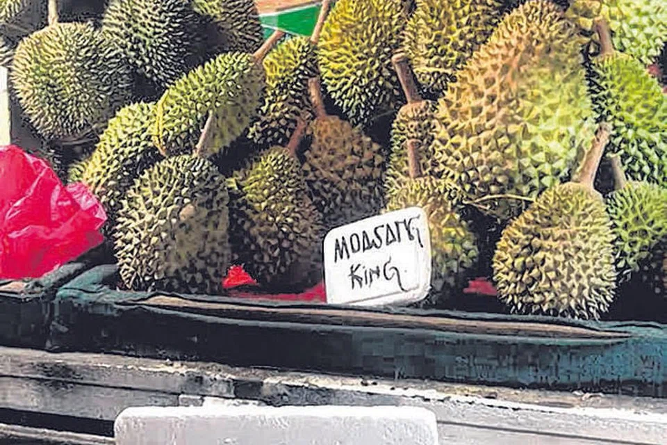 MUSIM DURIAN TERBAIK TAHUN INI: Durian bermutu tinggi seperti Musang King adalah antara spesies yang dipasarkan Encik Abdul Rahman secara dalam talian. - Foto BM oleh SAINI SALLEH